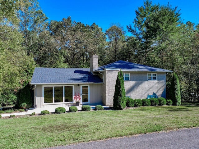 view of front facade with a front yard