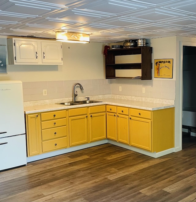 4051 Wynn St, Morristown, TN 37814 - kitchen with a sink, an ornate ceiling, freestanding refrigerator, light countertops, and dark wood-type flooring