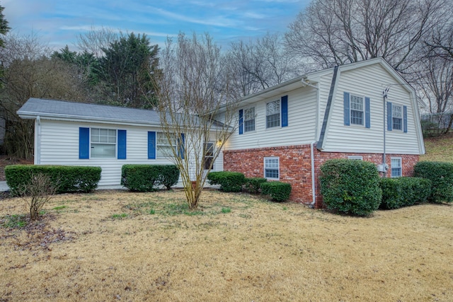 view of front of property with a front yard