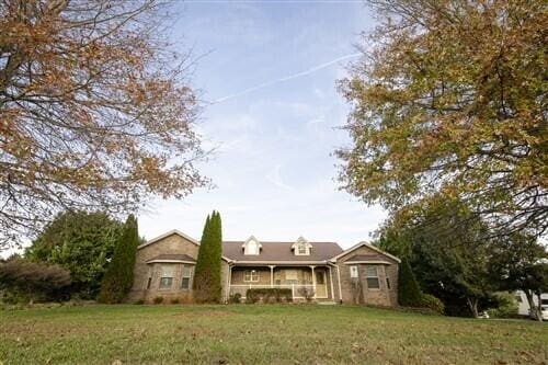 view of front of home featuring a front yard