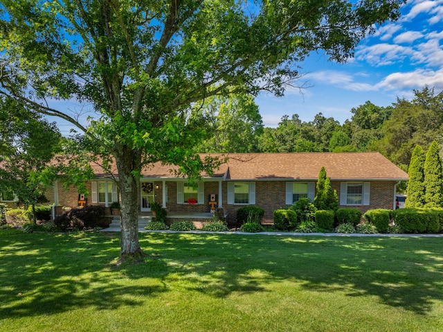 single story home featuring a front yard