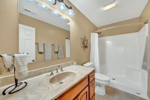 784 Constitution Dr, Jefferson City, TN 37760 - full bath featuring curtained shower, visible vents, toilet, vanity, and tile patterned floors
