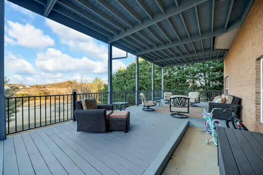 784 Constitution Dr, Jefferson City, TN 37760 - wooden terrace with an outdoor living space