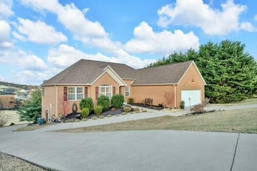 784 Constitution Dr, Jefferson City, TN 37760 - ranch-style home with a detached garage