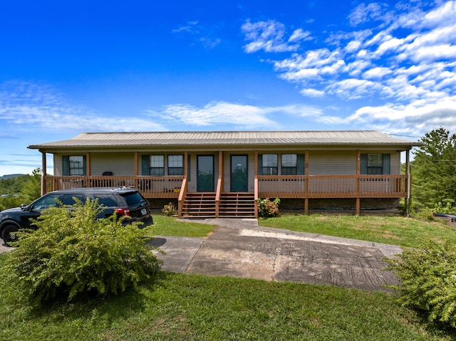 view of front of home with covered porch and a front lawn