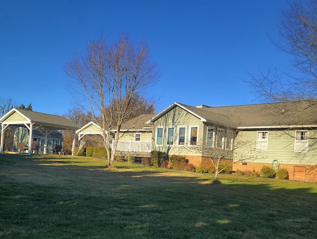 view of front of home featuring a gazebo and a front lawn