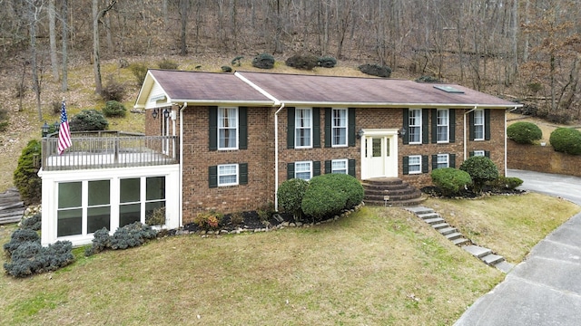 view of front of home featuring a front lawn