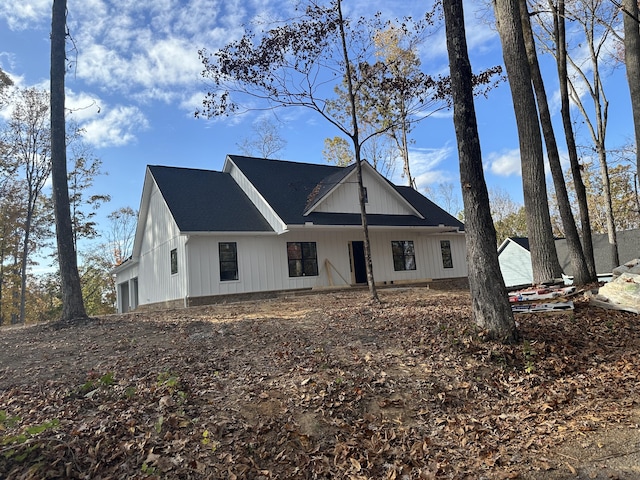 view of modern farmhouse style home