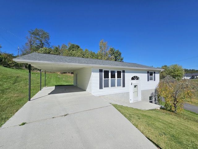 view of front of house featuring a carport and a front yard