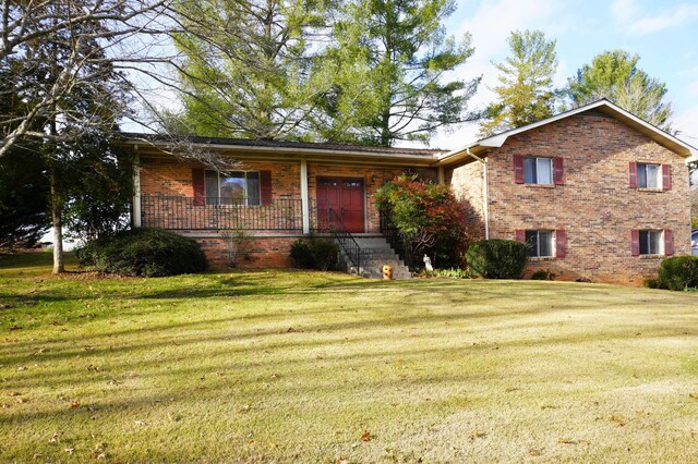 view of front of house featuring a front lawn