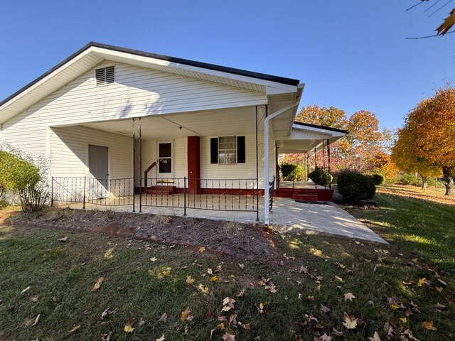 view of front facade with a front yard and a porch