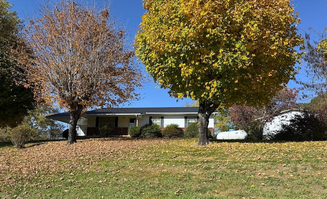 single story home featuring a front yard