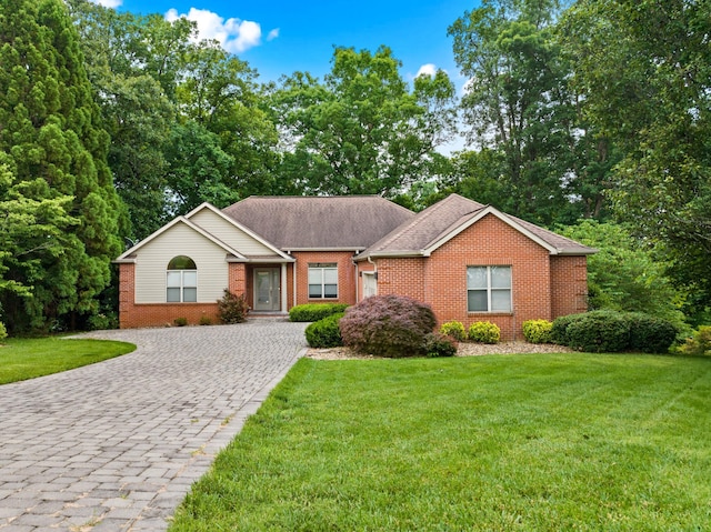117 Tahlequah Ln, Loudon, TN 37774 - ranch-style home with brick siding, decorative driveway, a front yard, and a shingled roof