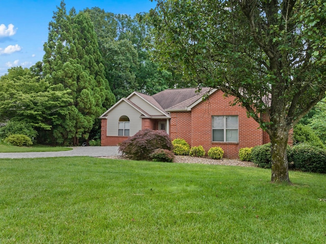 117 Tahlequah Ln, Loudon, TN 37774 - single story home with brick siding and a front yard