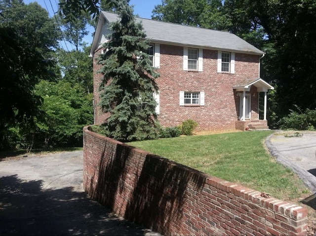 colonial house featuring a front lawn