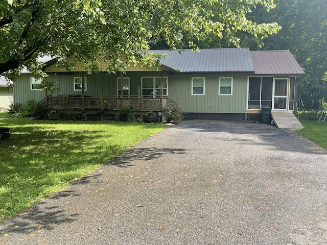 view of front of property with a front yard