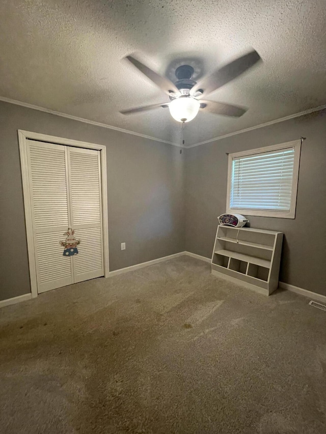 unfurnished bedroom with ceiling fan, a textured ceiling, and a closet