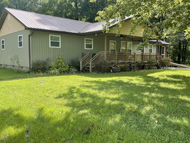 view of front of house featuring a front lawn