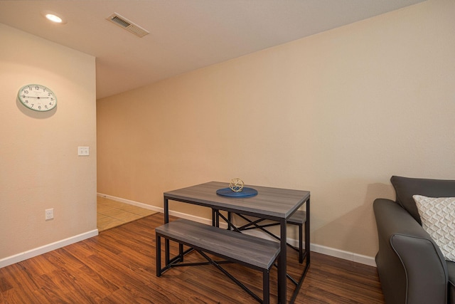 dining space featuring baseboards, recessed lighting, wood finished floors, and visible vents