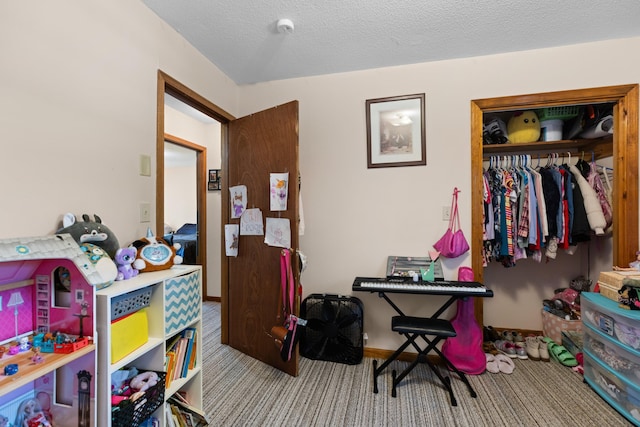 office area with carpet and a textured ceiling