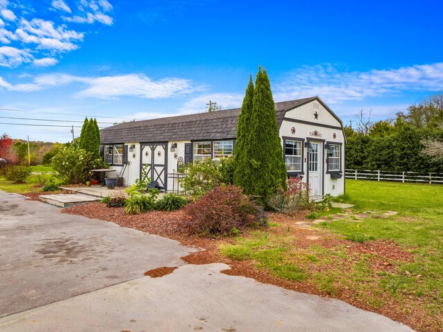 exterior space featuring a front yard