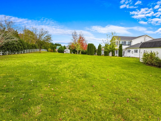 view of yard featuring a storage shed