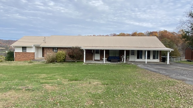 view of front of home featuring a front yard and a carport