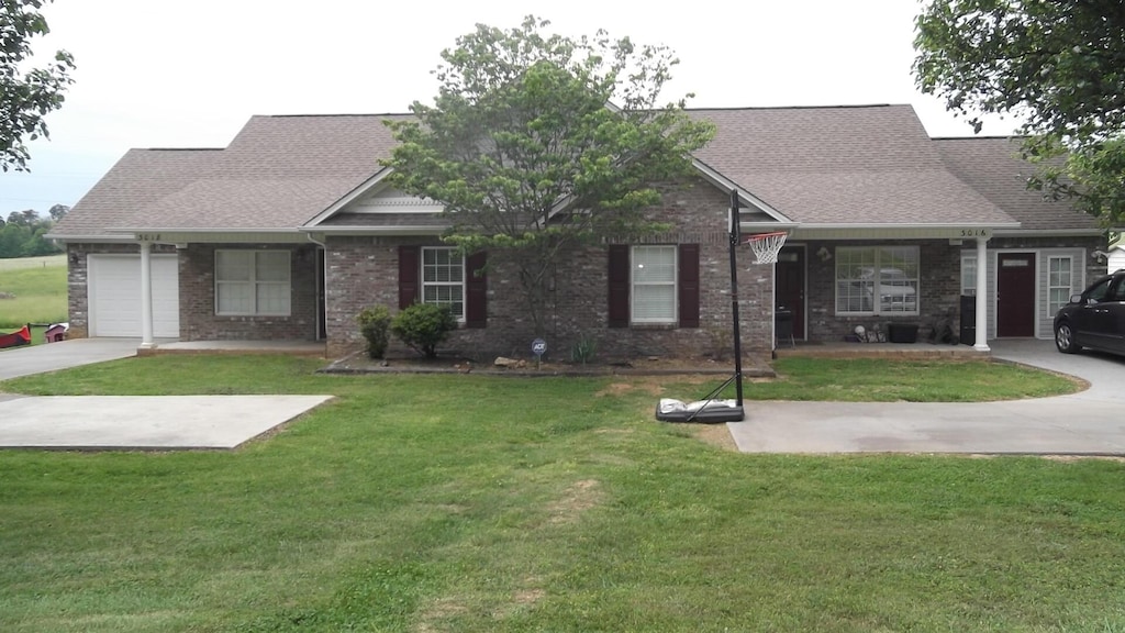 view of front of house featuring a front yard and a garage