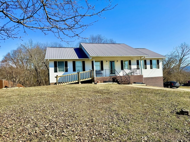 ranch-style house featuring a front yard and covered porch