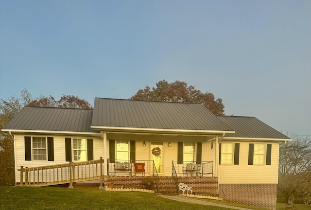 view of front facade featuring a front yard and covered porch