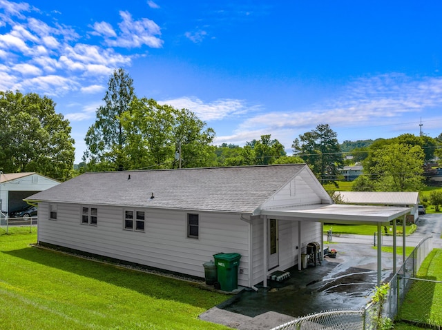 305 Hamilton Pl, Kingsport, TN 37663 - view of property exterior featuring roof with shingles and driveway