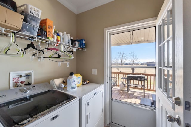 washroom with crown molding and washing machine and clothes dryer