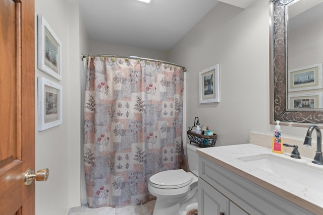 full bath with toilet, vanity, and a shower with curtain