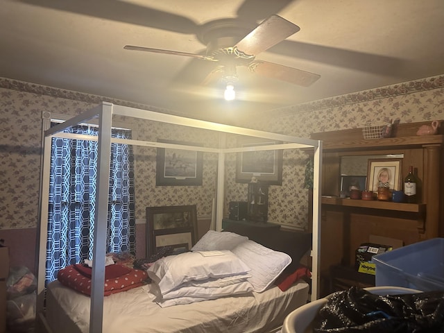 bedroom with ceiling fan