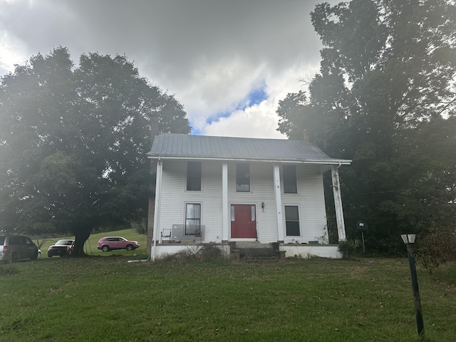 view of front of property featuring a front lawn