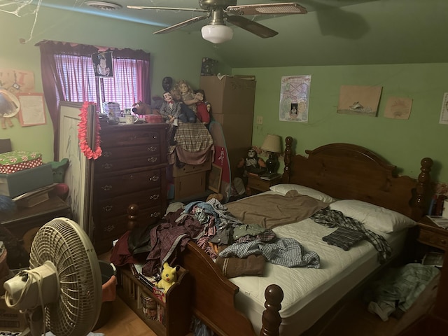 bedroom with ceiling fan