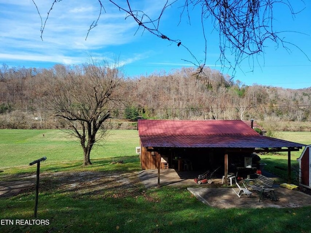 view of yard featuring an outbuilding