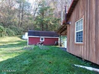 view of yard with a storage unit