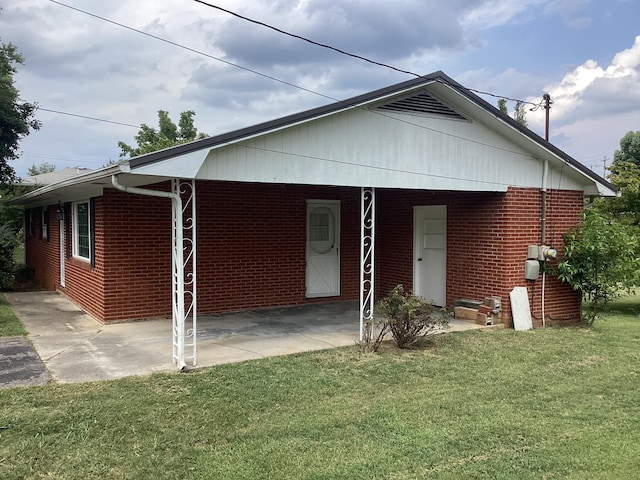 back of house featuring a lawn