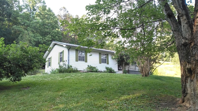 ranch-style home featuring a front lawn