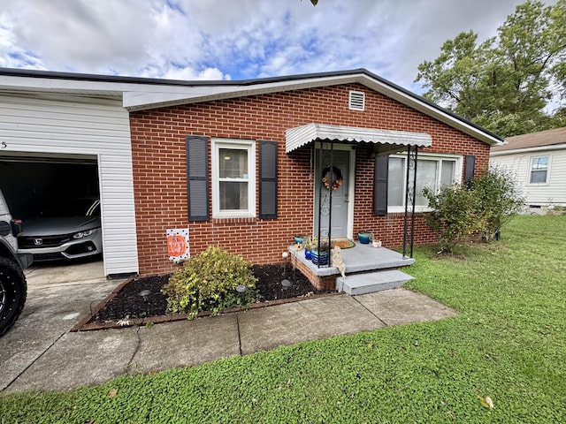 view of front of home featuring a garage and a front yard