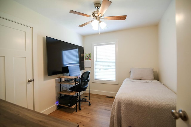 1161 Wooddale Rd, Morristown, TN 37814 - bedroom featuring wood finished floors, baseboards, a ceiling fan, and a desk