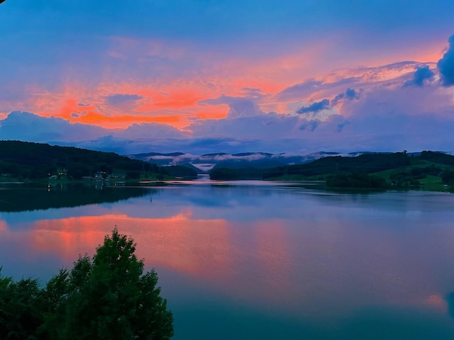 water view with a mountain view