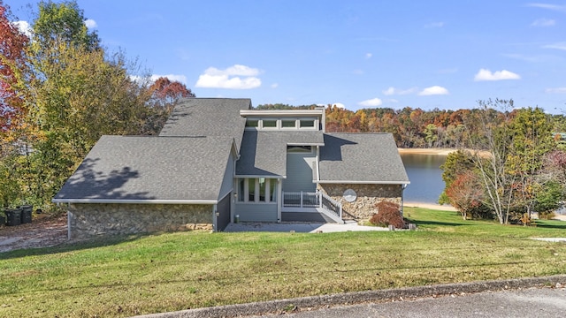 view of front facade featuring a water view and a front yard