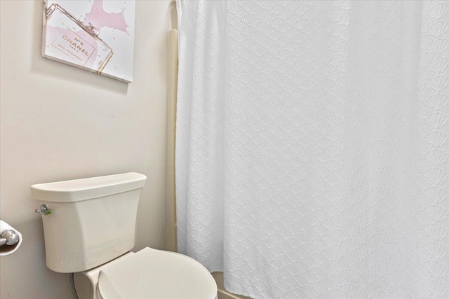 419 Colonial St, Jefferson City, TN 37760 - bathroom featuring toilet and a shower with curtain