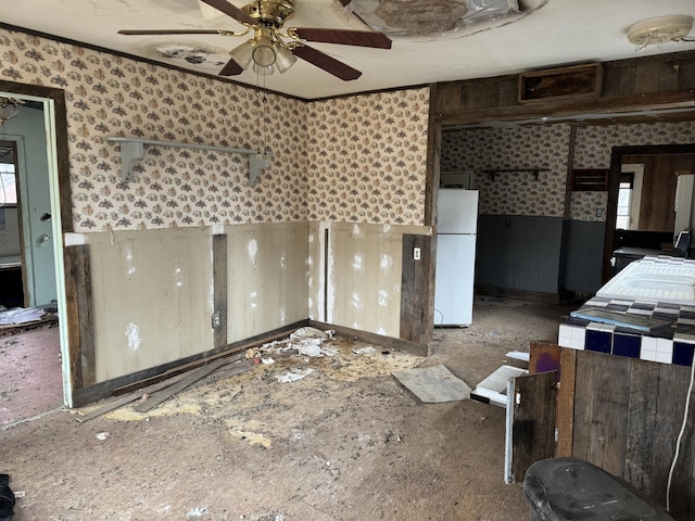 empty room with ceiling fan