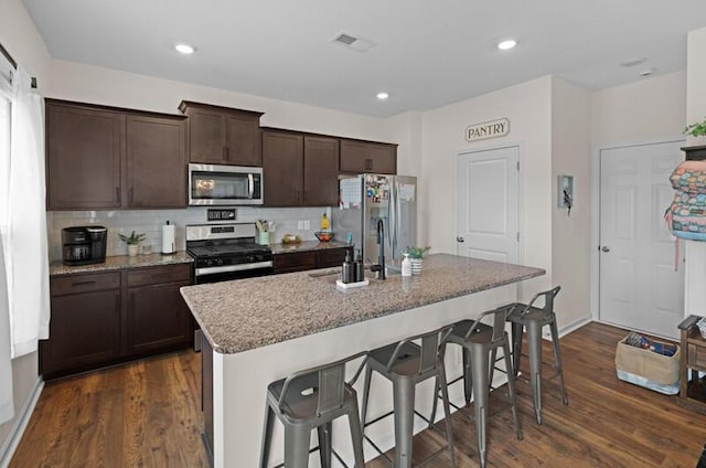 525 Cliff St, Morristown, TN 37814 - kitchen featuring stainless steel appliances, a sink, a kitchen island with sink, a kitchen breakfast bar, and backsplash