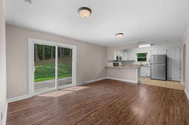 4061 Julian Ave, Morristown, TN 37814 - unfurnished living room featuring light wood finished floors, baseboards, a sink, and crown molding