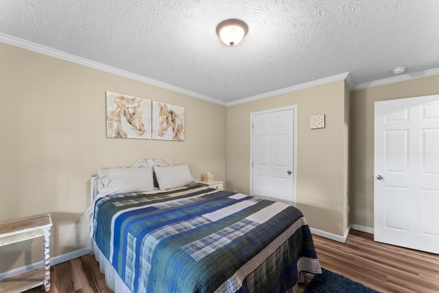 104-116 Circle Rd, Newport, TN 37821 - bedroom featuring wood finished floors, crown molding, and a textured ceiling