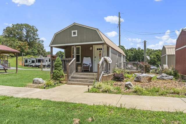 104-116 Circle Rd, Newport, TN 37821 - view of front of property featuring a porch, a front lawn, and a gambrel roof
